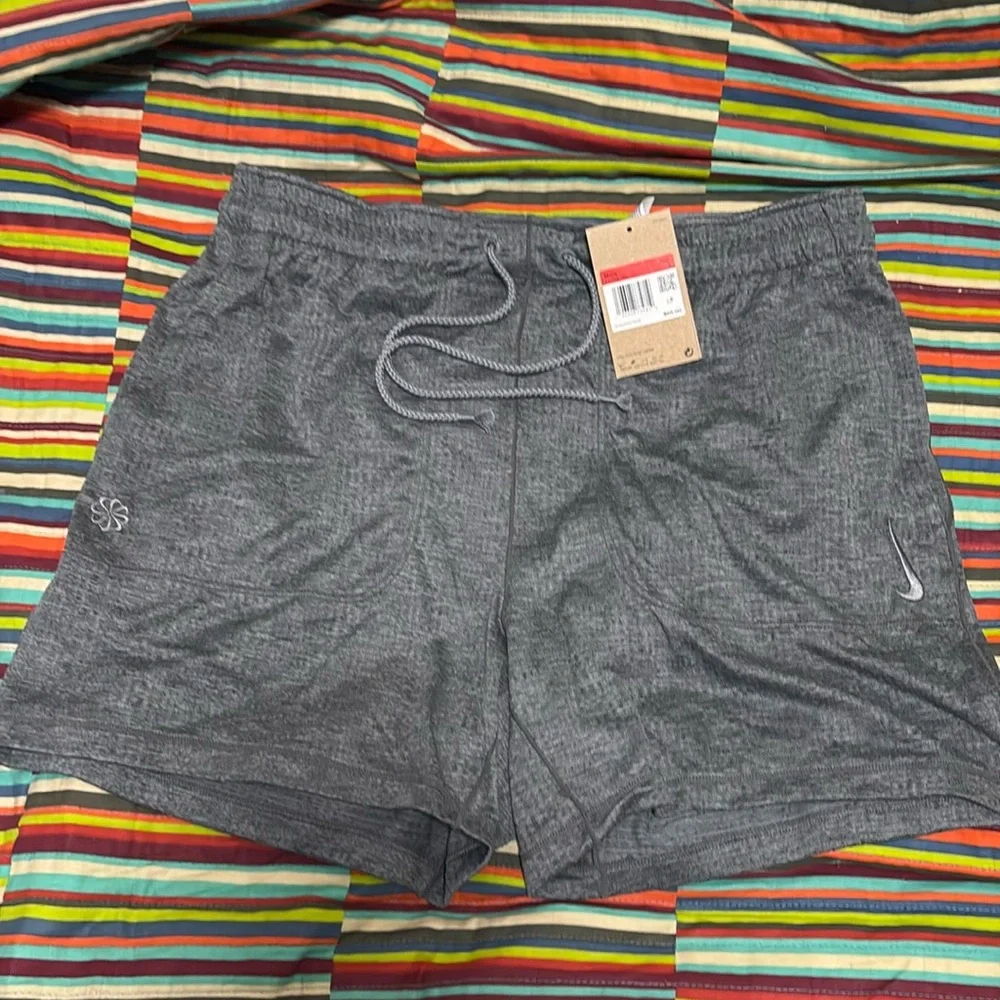 Nike athletic training shorts size large gray embroidered logo fast shipping